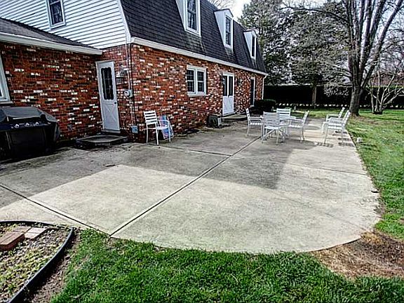 4th image of 1175 Hillcrest Dr