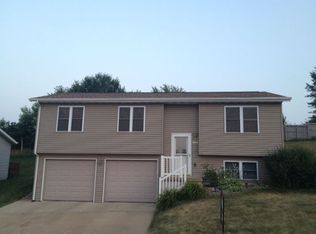 2064 Golden Eagle Dr, Dubuque, IA 52001