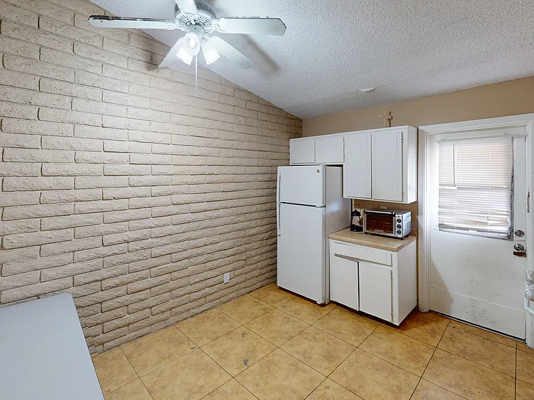 124 E 14th Pl — Photo 17