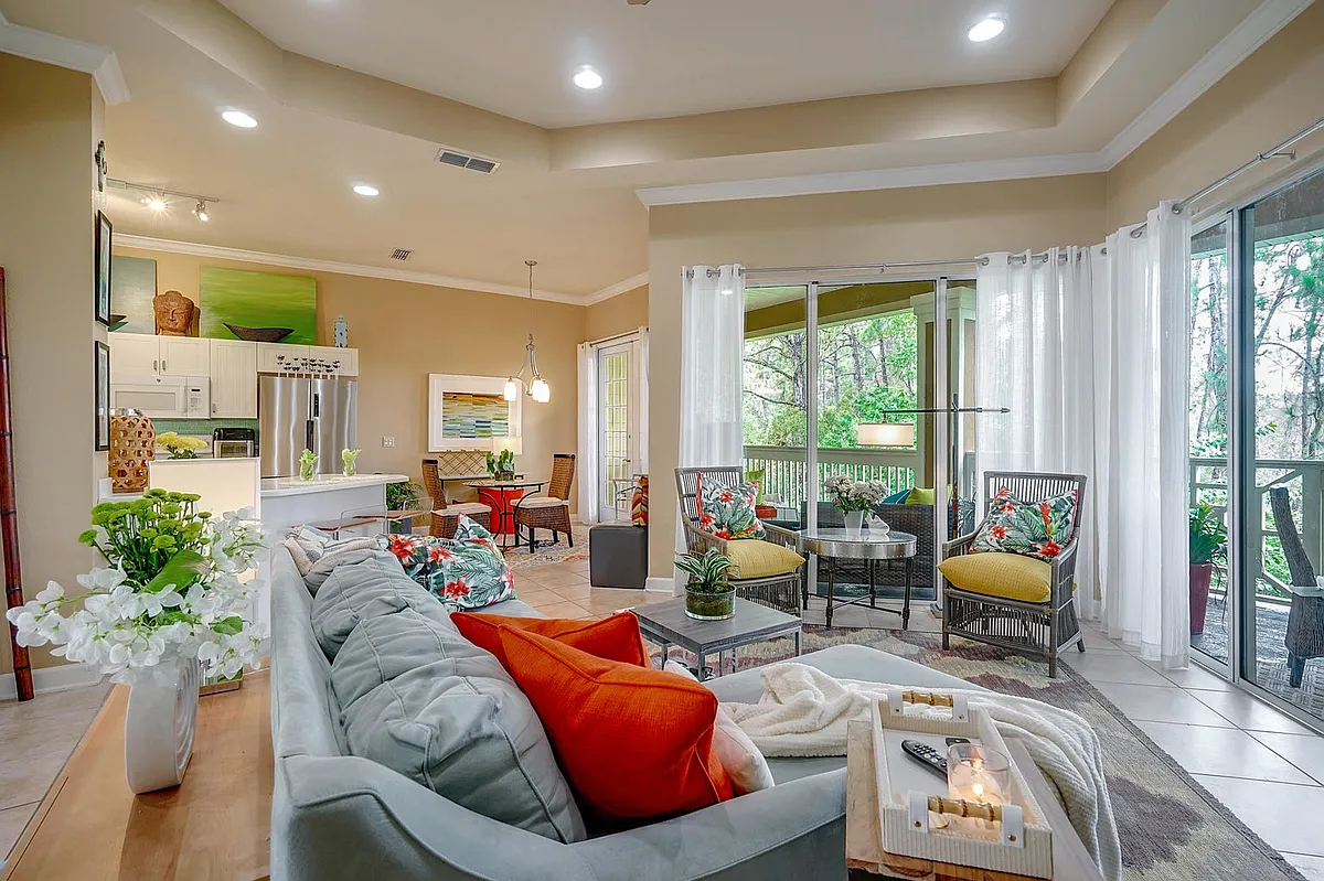 Living Room with full wall of windows - 2333 Crystal Cove Ln