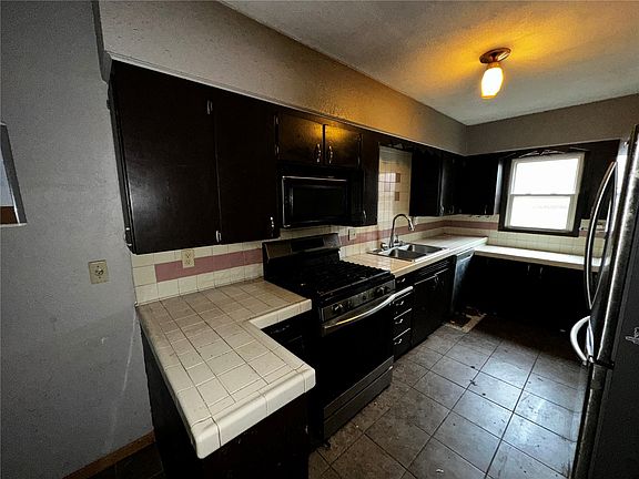 2nd image of 300 1st St W
