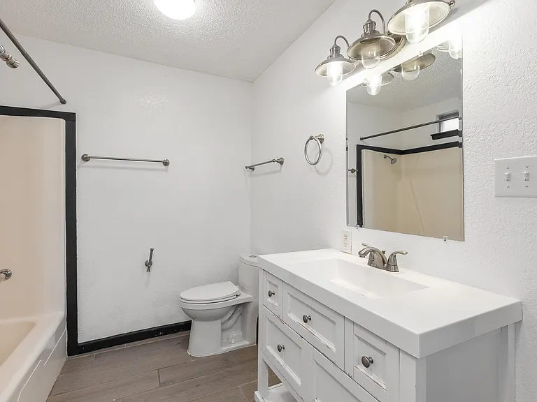400 N River Oaks Dr — Photo 18