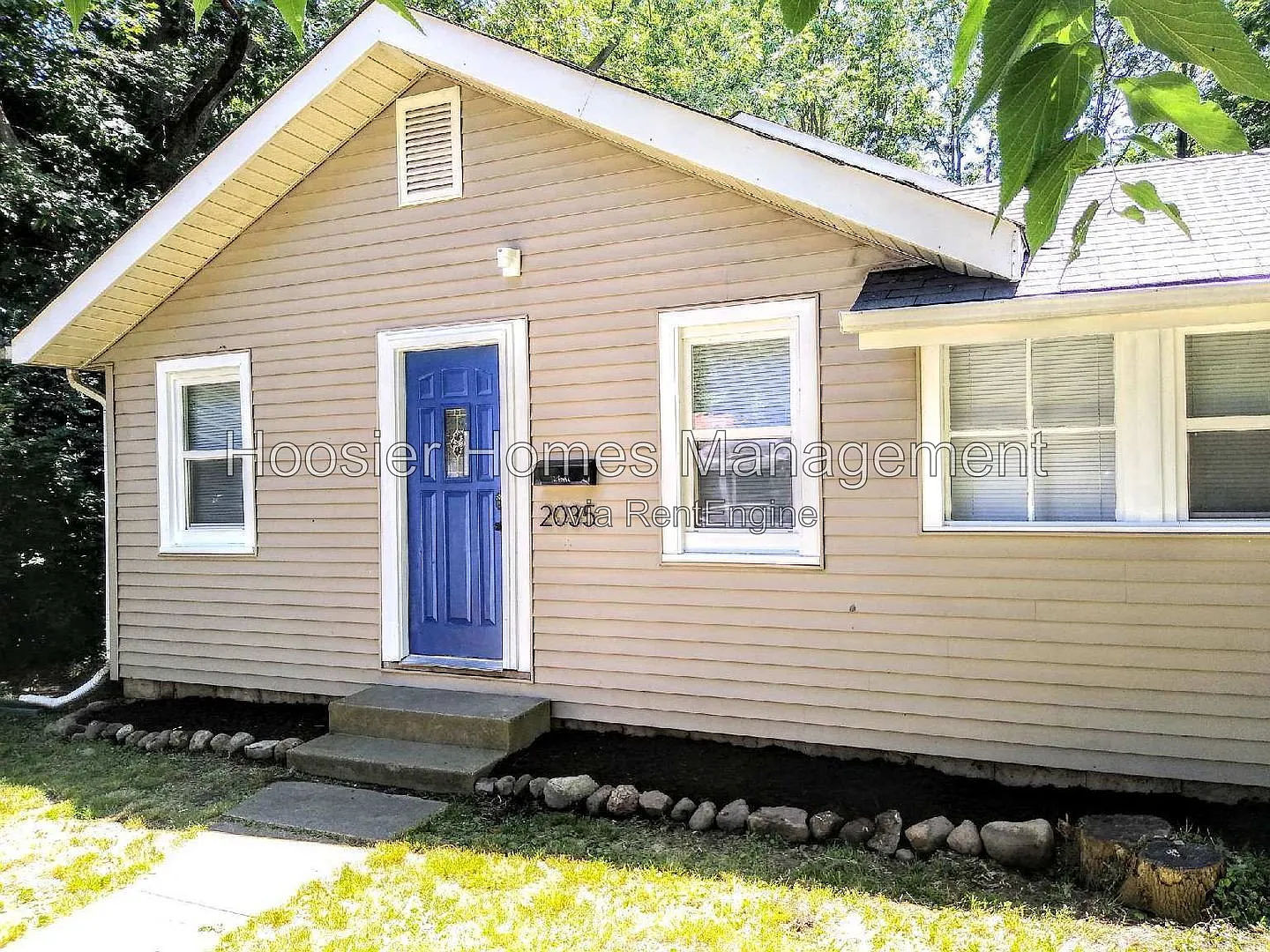 3 bed, 1.0 bath, 1210 sqft, $1,575 — Photo 2