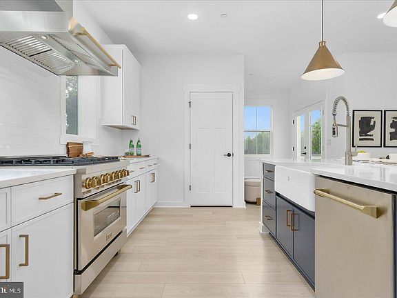5th image of 203 Riverside Dr