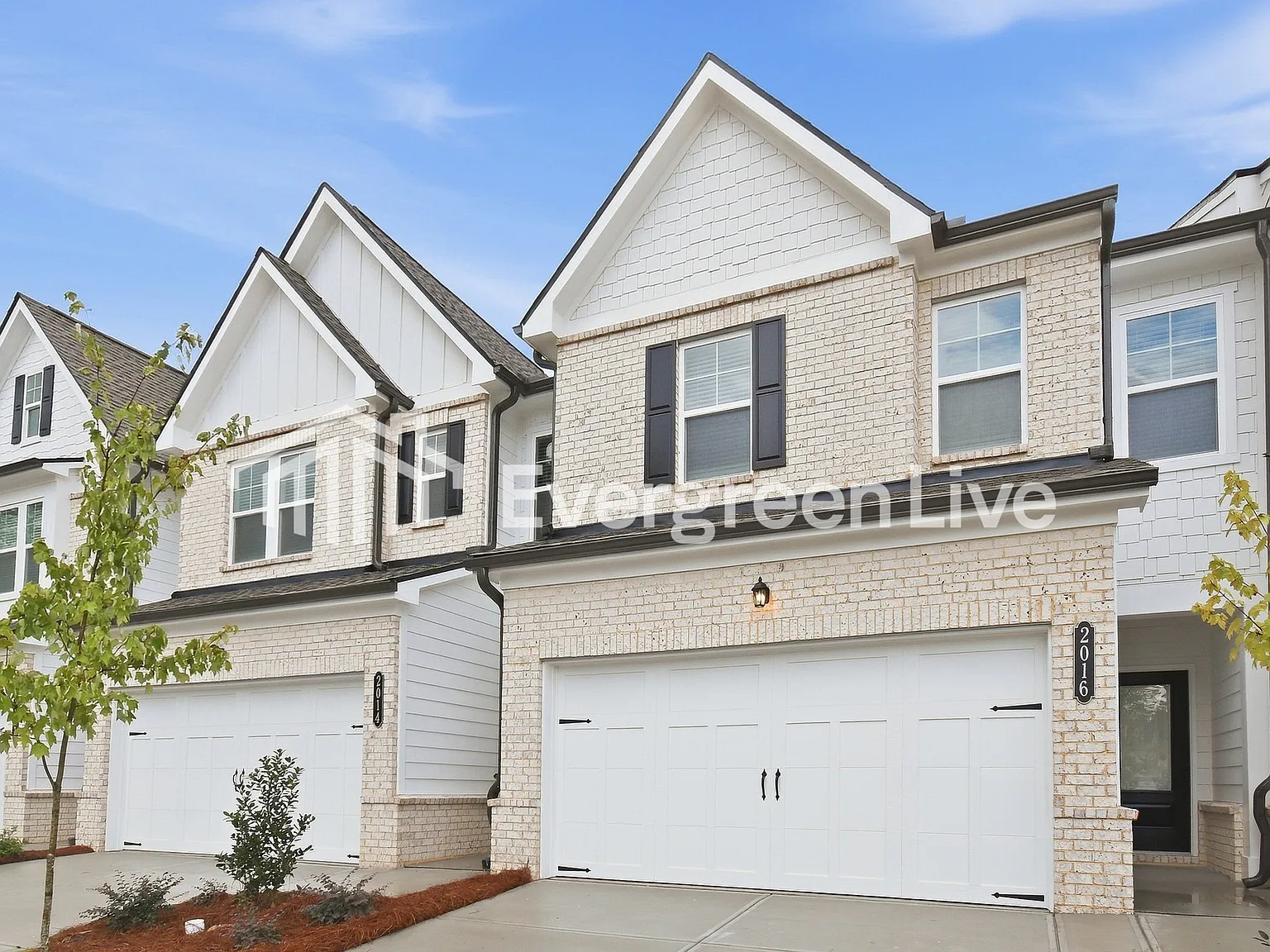 3 bed, 2.5 bath, 1825 sqft, $2,135 — Photo 2