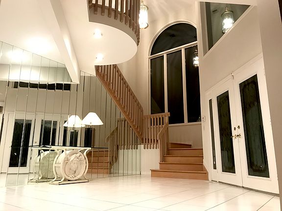 5th image of 14 Shelter Harbor Ct
