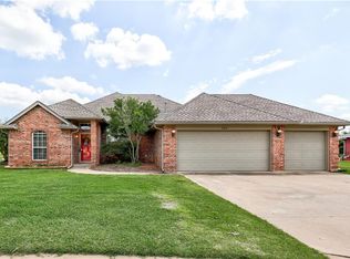 424 SE 33rd St, Moore, OK 73160