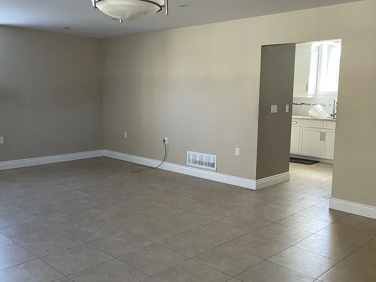 179B The Queensway S — Photo 8