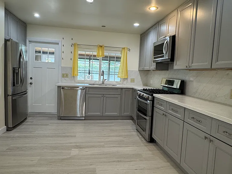 22936 Gault St — Photo 2