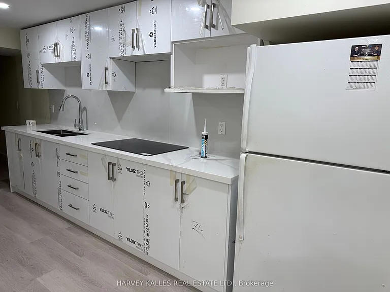 116 Enchanted Hills Cres #BASEMENT — Photo 2