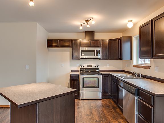 Sweet kitchen w/floating bar