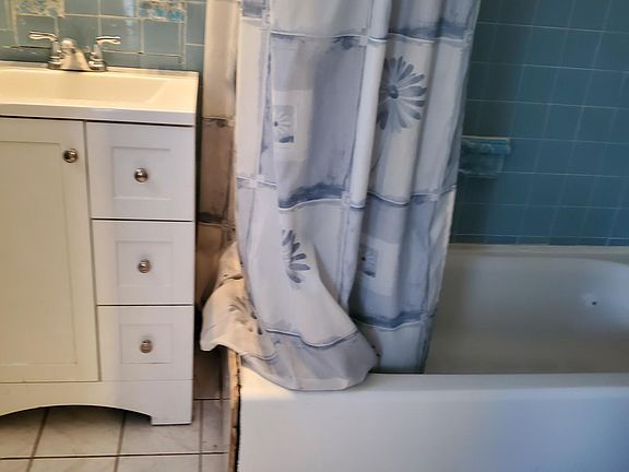 4th image of 98 Beekman Ave #1