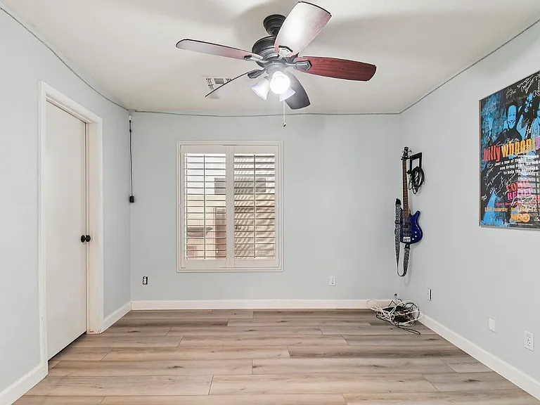 704 E Windsor Dr — Photo 8