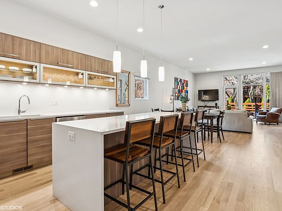 4th image of 4511 N Wolcott Ave