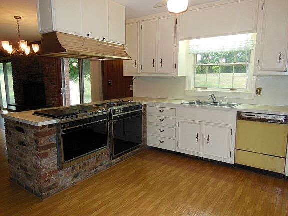 4th image of 427 Arrowood St