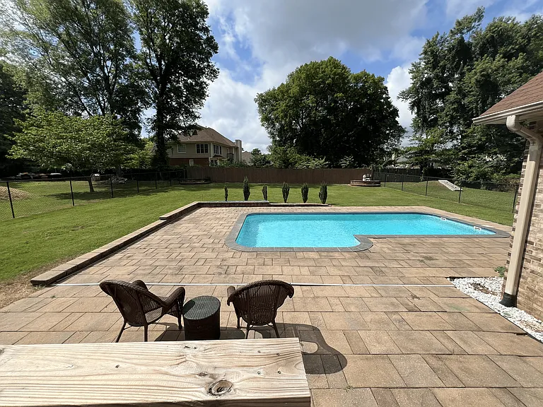 140 Thomas Dr — Photo 3