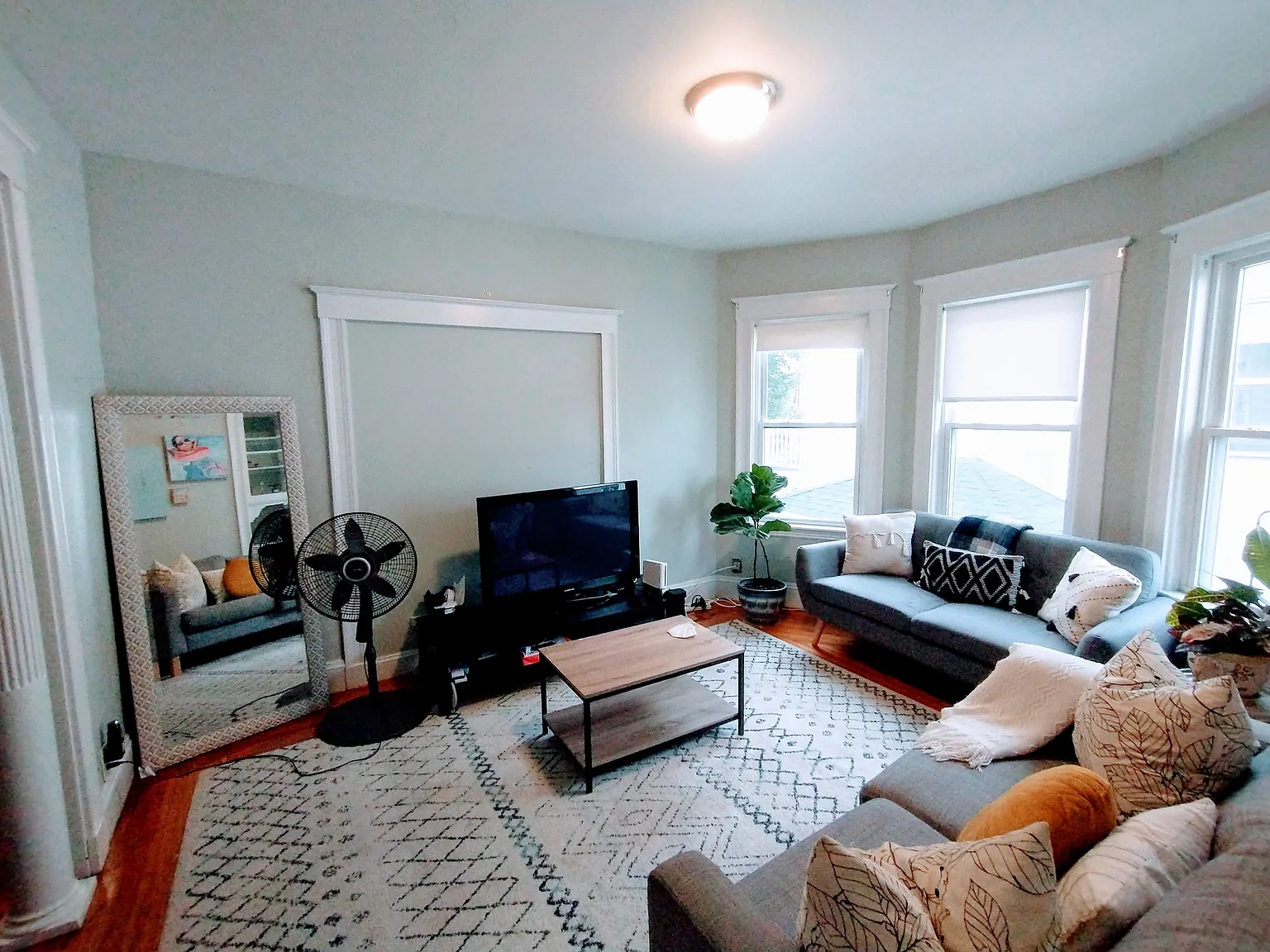 4 bed, $5,600 — Photo 2