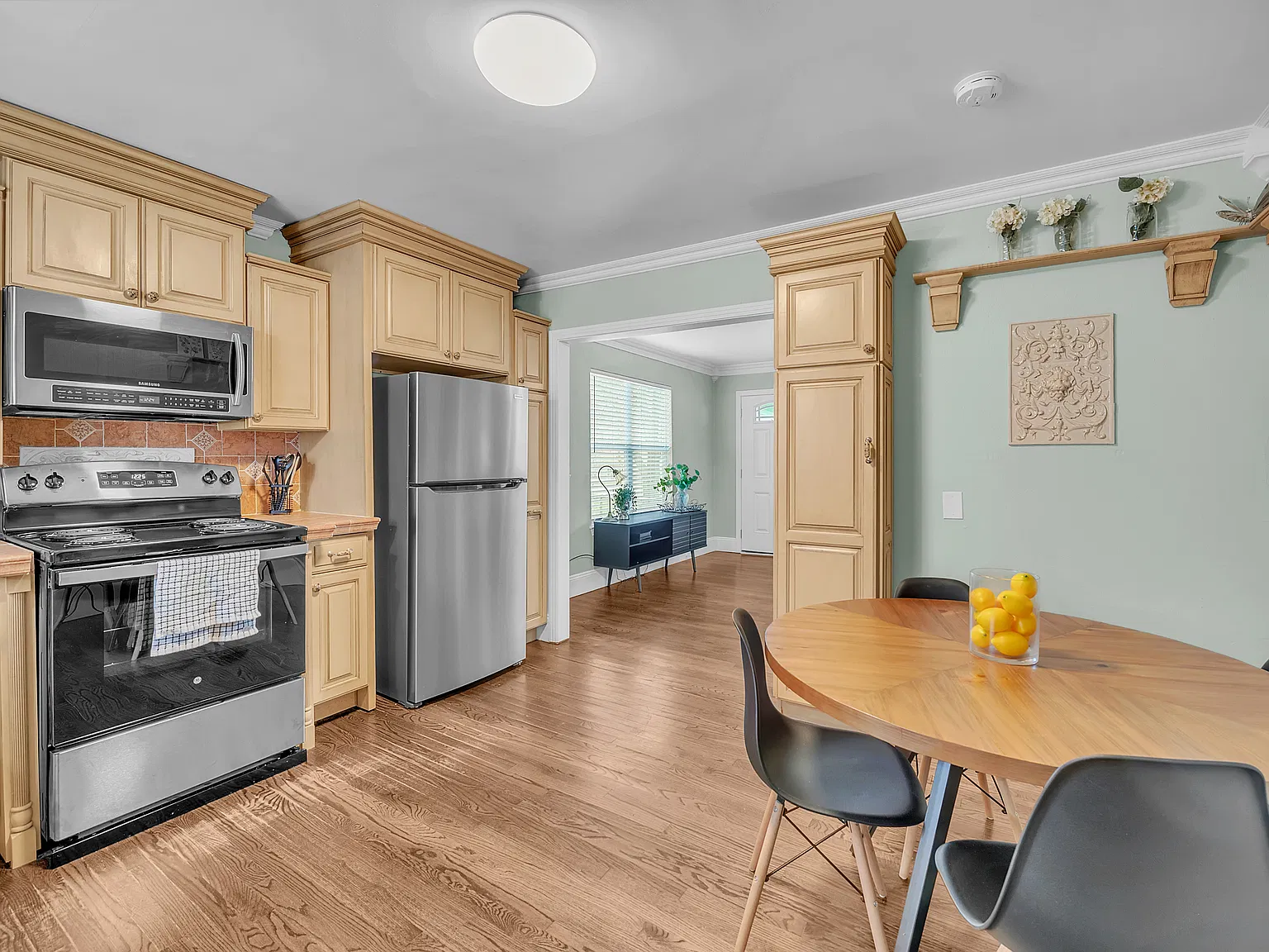 2 bed, 900 sqft, $2,660 — Photo 2