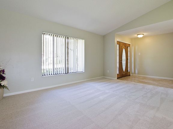 5th image of 122 E Berkshire Cir