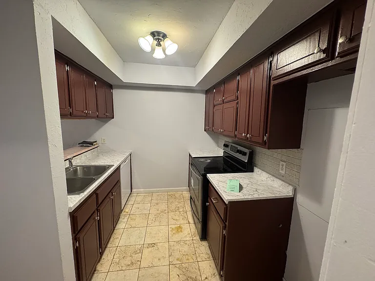 2415 SW 102nd St — Photo 7