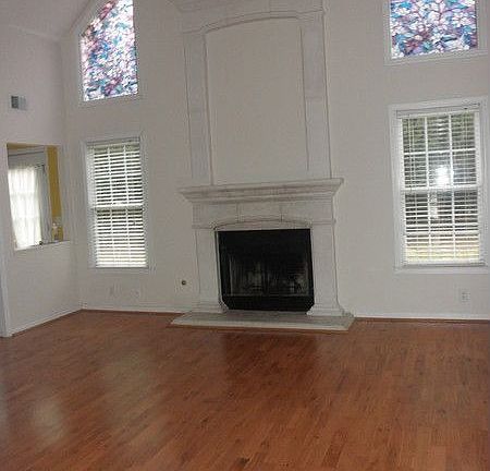 3rd image of 3215 Wellbrook Dr