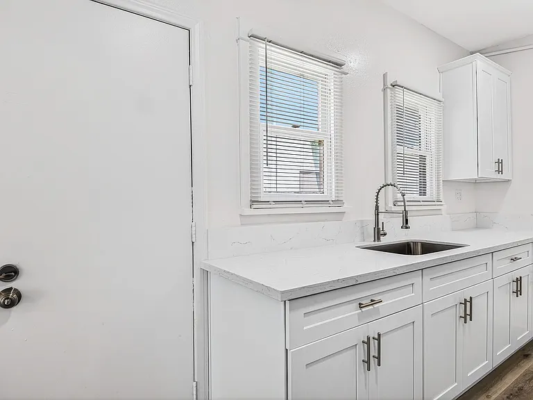 1045 E 4th Street — Photo 36