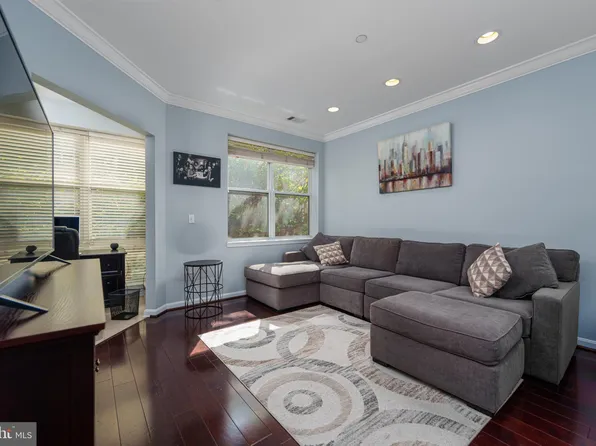 23 Pierside Dr Unit 220, Baltimore, MD 21230