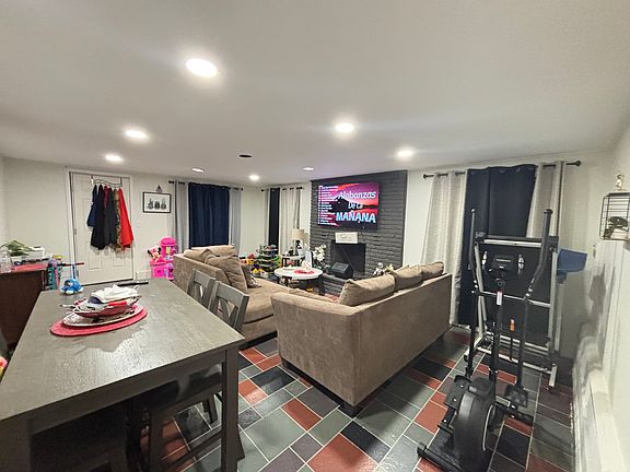 4th image of 27 Deer Ln #1
