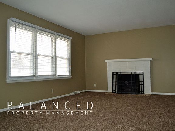 2508-Illinois-livingroom