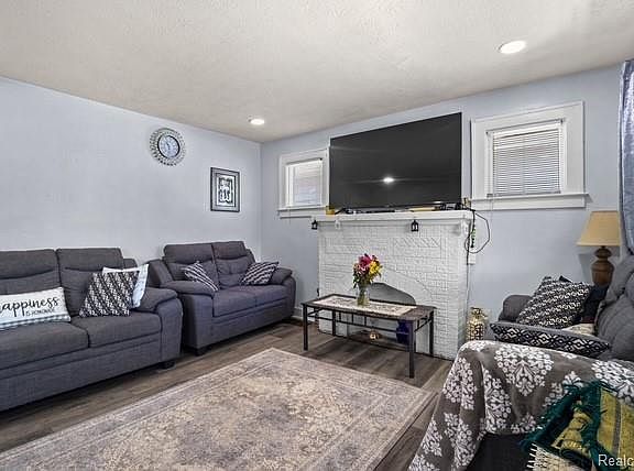 5th image of 4873 Curtis St