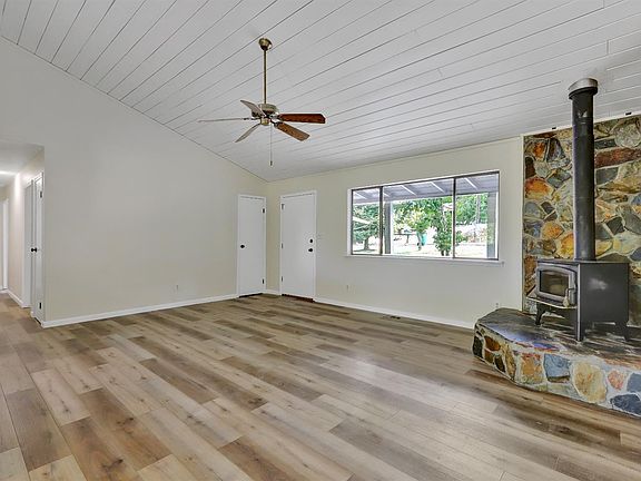 3rd image of 17998 Lake Forest Dr