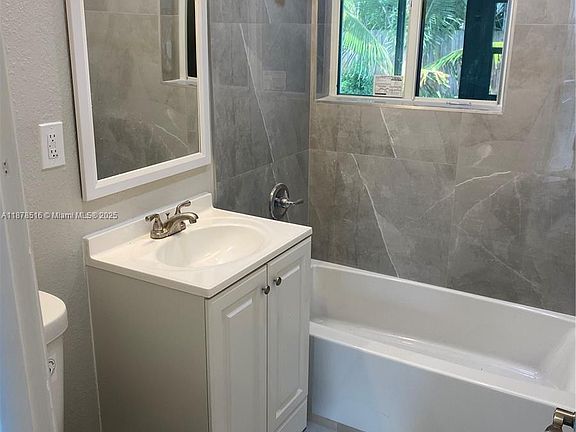 3rd image of 284 SE 6th Ave #2