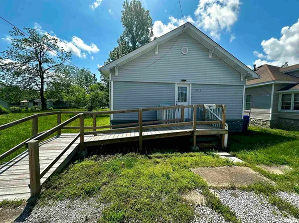 2213 Locust St, Eldorado, IL 62930