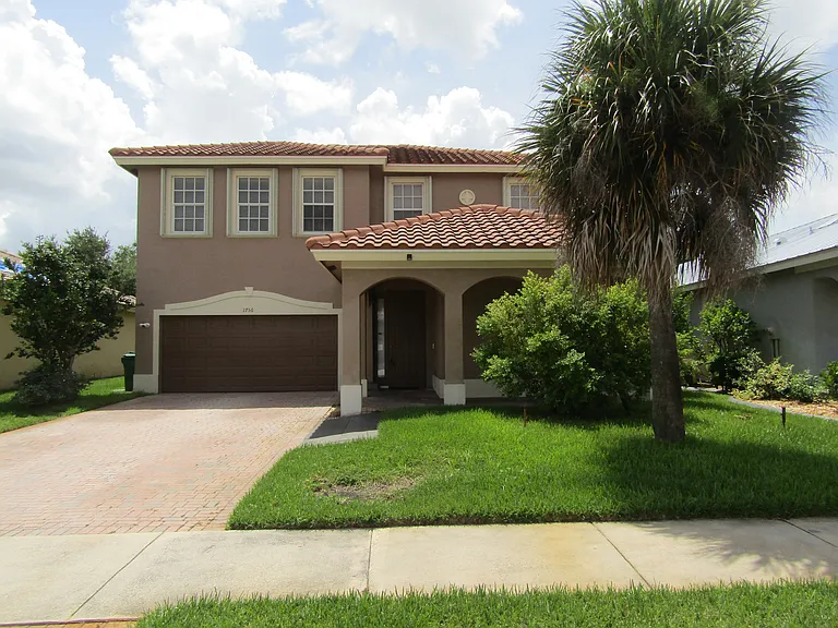 1756 SW Jamesport Dr — Photo 1