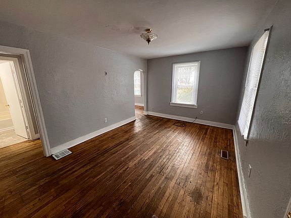 2nd image of 606 Kingwood Dr