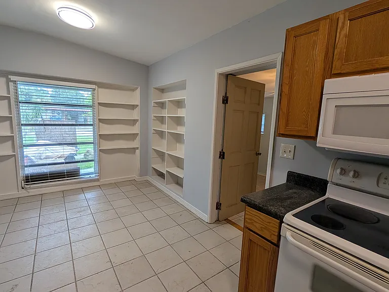 2132 Riviera Dr — Photo 37