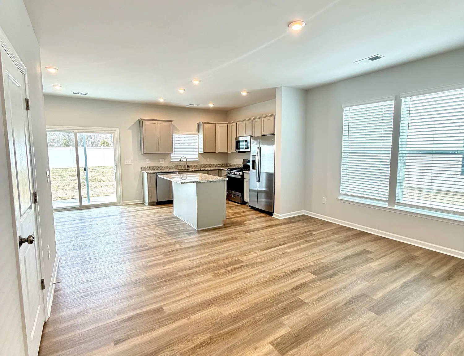 3 bed, 2.5 bath, 1470 sqft, $1,690 — Photo 3