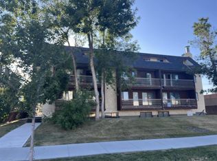 1113 E 37th St SW #404, Calgary, AB T3C 1S5