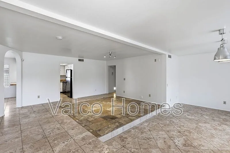 3 bed, 2.0 bath, 1704 sqft, $2,400 — Photo 4
