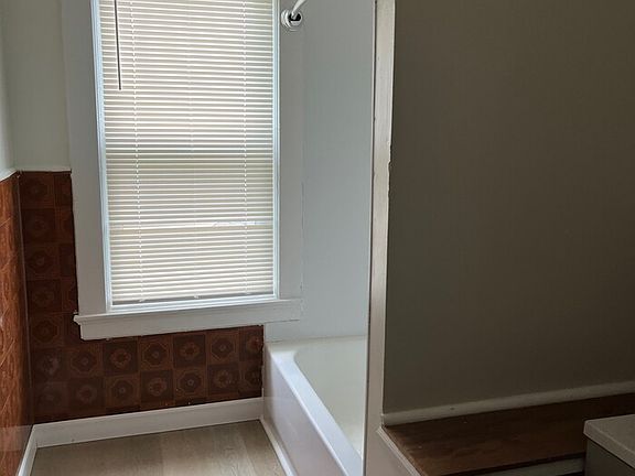 4th image of 2026 W 100th St
