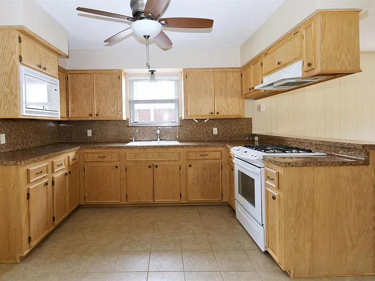 111 Azalea St — Photo 7