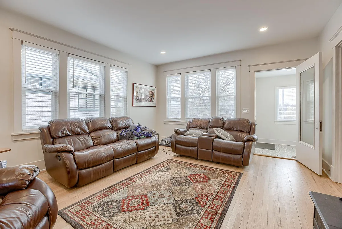 Unit Photo - 3820 Chicago St