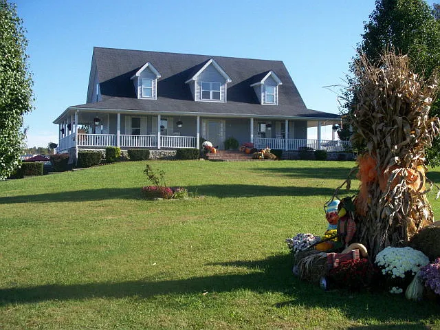 689 Maple Grove Rd photo 1