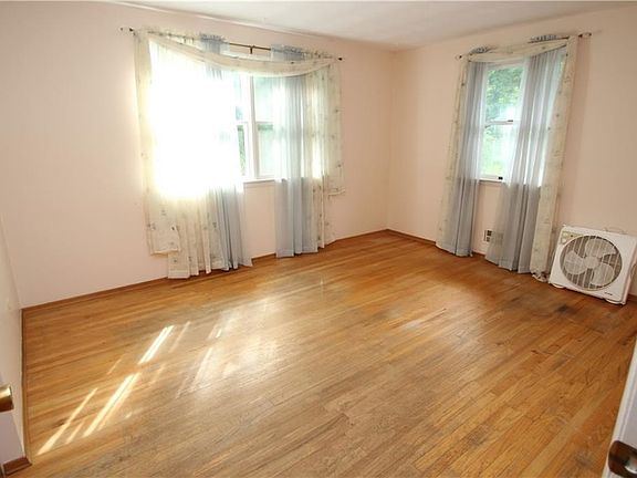 3rd image of 2342 Cornwall Dr