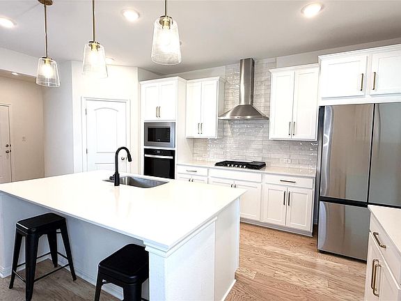 2nd image of 204 Travis Ln