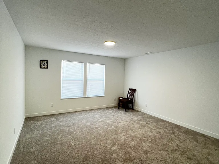 2725 Linwood Ave — Photo 9