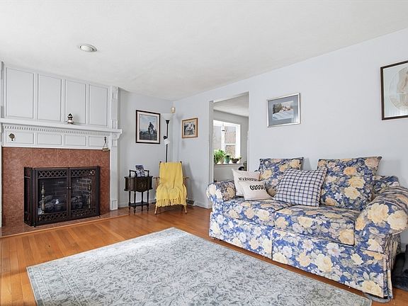 5th image of 412 Moraine St