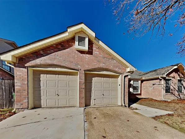4742 Hollow Tree Dr, Arlington, TX 76018