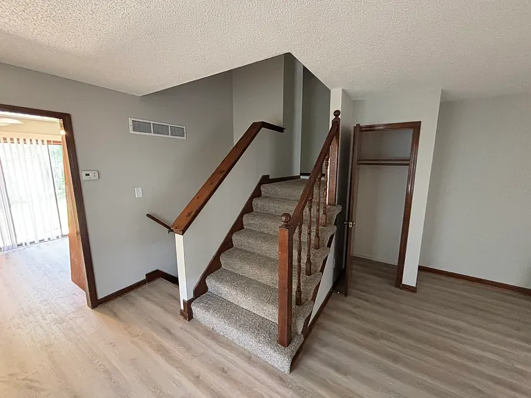 917 N Sunset Dr — Photo 5