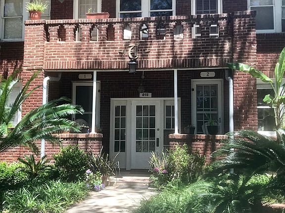 Front Entry
Each unit has a private door entry in back behind the wrought iron fence